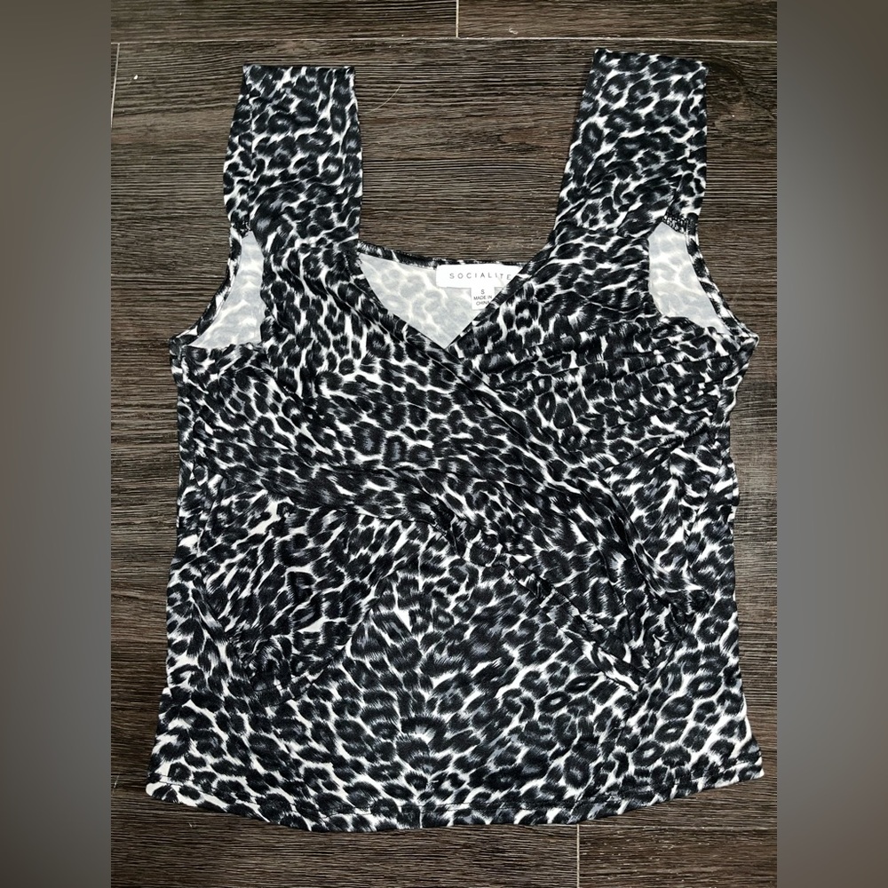 Cheer crop top with twist infront
